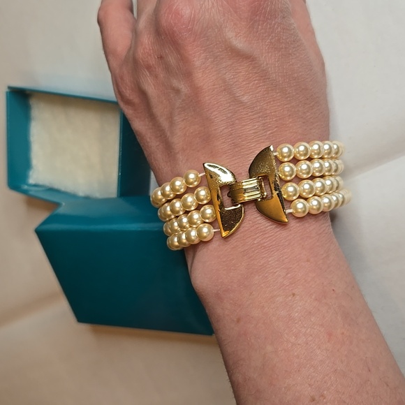 Vintage 90s NWOT 4 Strand Faux Pearl Bracelet with Gold-Tone Stations and Clasp - Picture 4 of 7